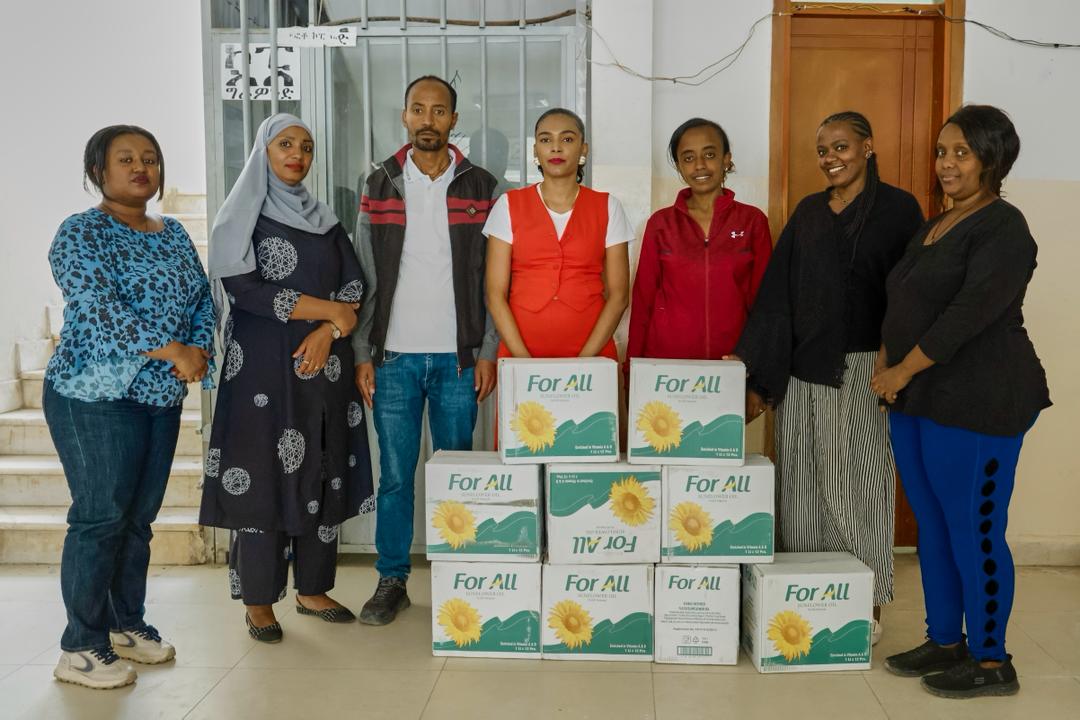 የገና ስጦታ ለሁሉም በሁሉም በሚል መሪ ሃሳብ '' በኢሚግሬሽንና ዜግነት አገልግሎት የብልጽግና ፓርቲ የህብረት አንድ የሴቶች አባላት በየካ ክፍለ ከተማ የበዓል ስጦታ ሰጡ