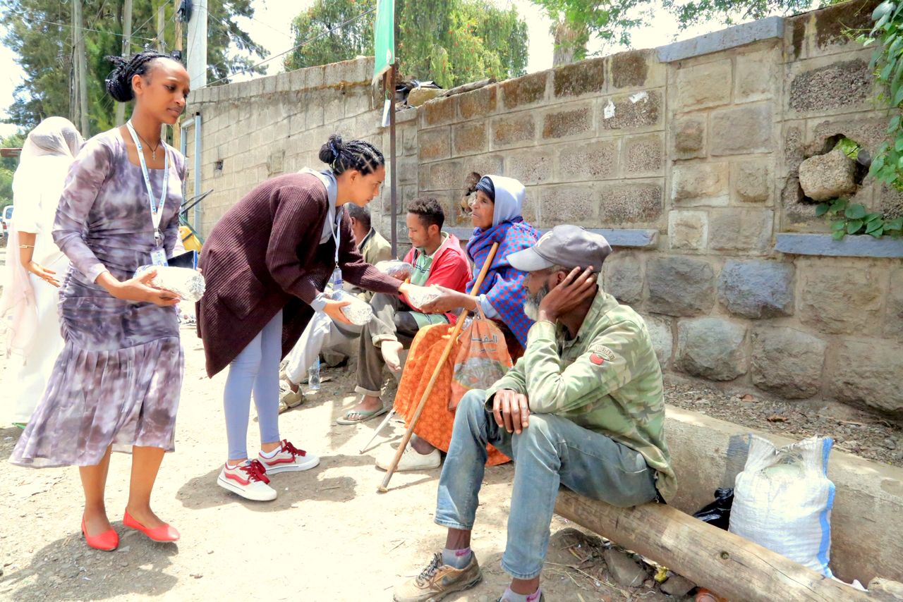 የኢሚግሬሽንና ዜግነት አገልግሎት የህብረት አንድ የሴቶች ክንፍ ዋና ሰብሳቢ ወይዘሮ ሰላም ጋሻው የሚመራው የአባላት ስብስብ በአዲስ አበባ ከተማ የተለያዩ ቦታዎች ላይ በመዘዋወር ለአቅመ ደካሞች የምሳ ግብዣ እና የአልባሳት ድጋፍ አድርጓል። 