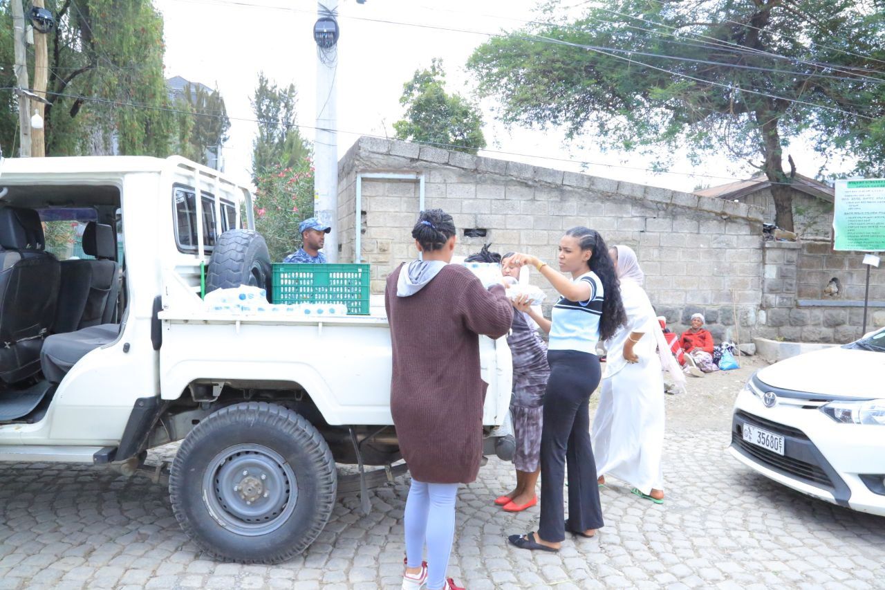 የኢሚግሬሽንና ዜግነት አገልግሎት የህብረት አንድ የሴቶች ክንፍ ዋና ሰብሳቢ ወይዘሮ ሰላም ጋሻው የሚመራው የአባላት ስብስብ በአዲስ አበባ ከተማ የተለያዩ ቦታዎች ላይ በመዘዋወር ለአቅመ ደካሞች የምሳ ግብዣ እና የአልባሳት ድጋፍ አድርጓል። 