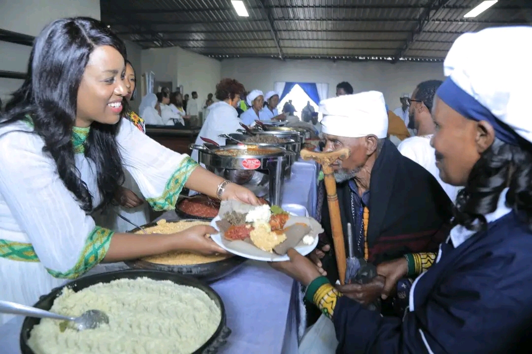 የትንሳኤ በዓልን አስመልክቶ በተስፋ ብርሃን ምገባ ማዕከል ለ500 መቶ አረጋዊያን አቅመ ደካሞች ማዕድ አጋርተናል ! 