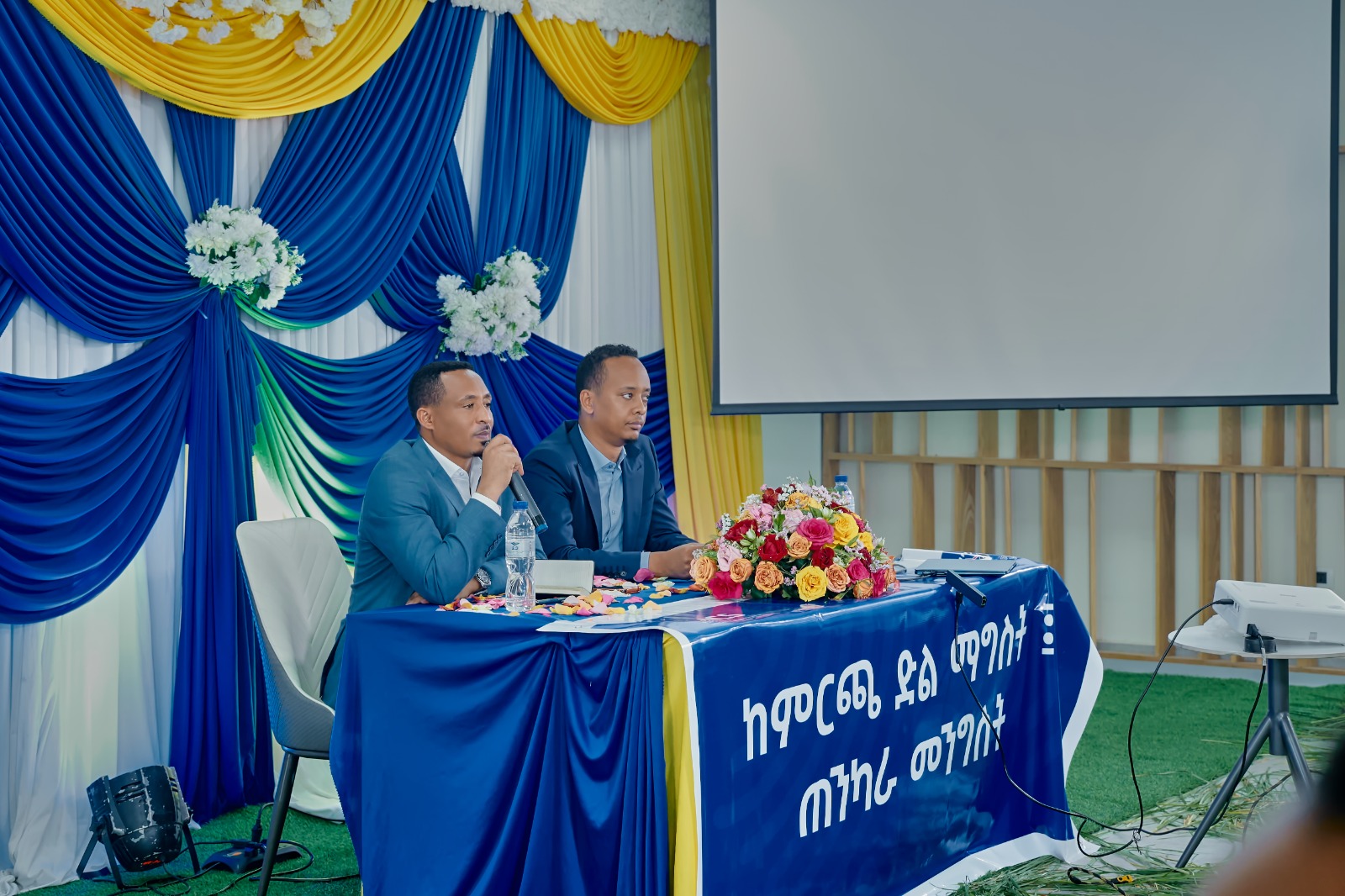 የኢሚግሬሽንና ዜግነት አገልግሎት የብልፅግና ፓርቲ አመራሮች እና አባላት በወቅታዊ ጉዳዮች ዙሪያ ውይይት አደረጉ፡፡
