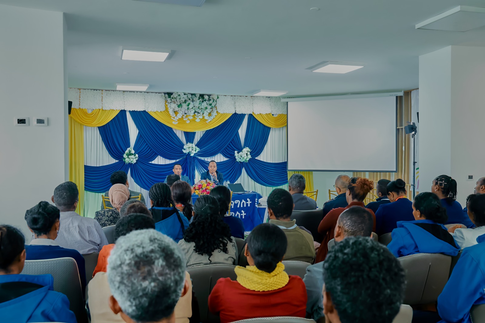 የኢሚግሬሽንና ዜግነት አገልግሎት የብልፅግና ፓርቲ አመራሮች እና አባላት በወቅታዊ ጉዳዮች ዙሪያ ውይይት አደረጉ፡፡