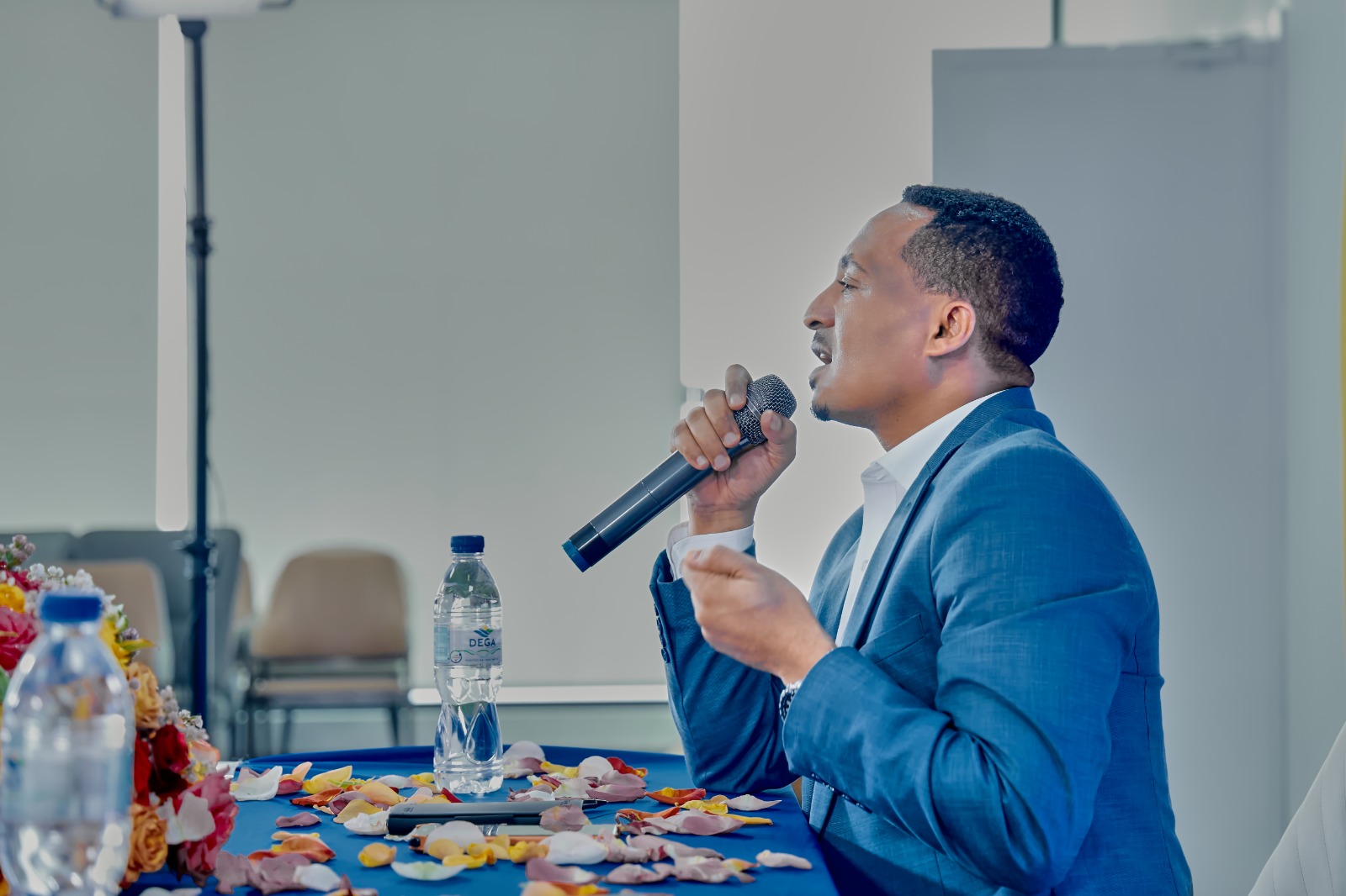 የኢሚግሬሽንና ዜግነት አገልግሎት የብልፅግና ፓርቲ አመራሮች እና አባላት በወቅታዊ ጉዳዮች ዙሪያ ውይይት አደረጉ፡፡