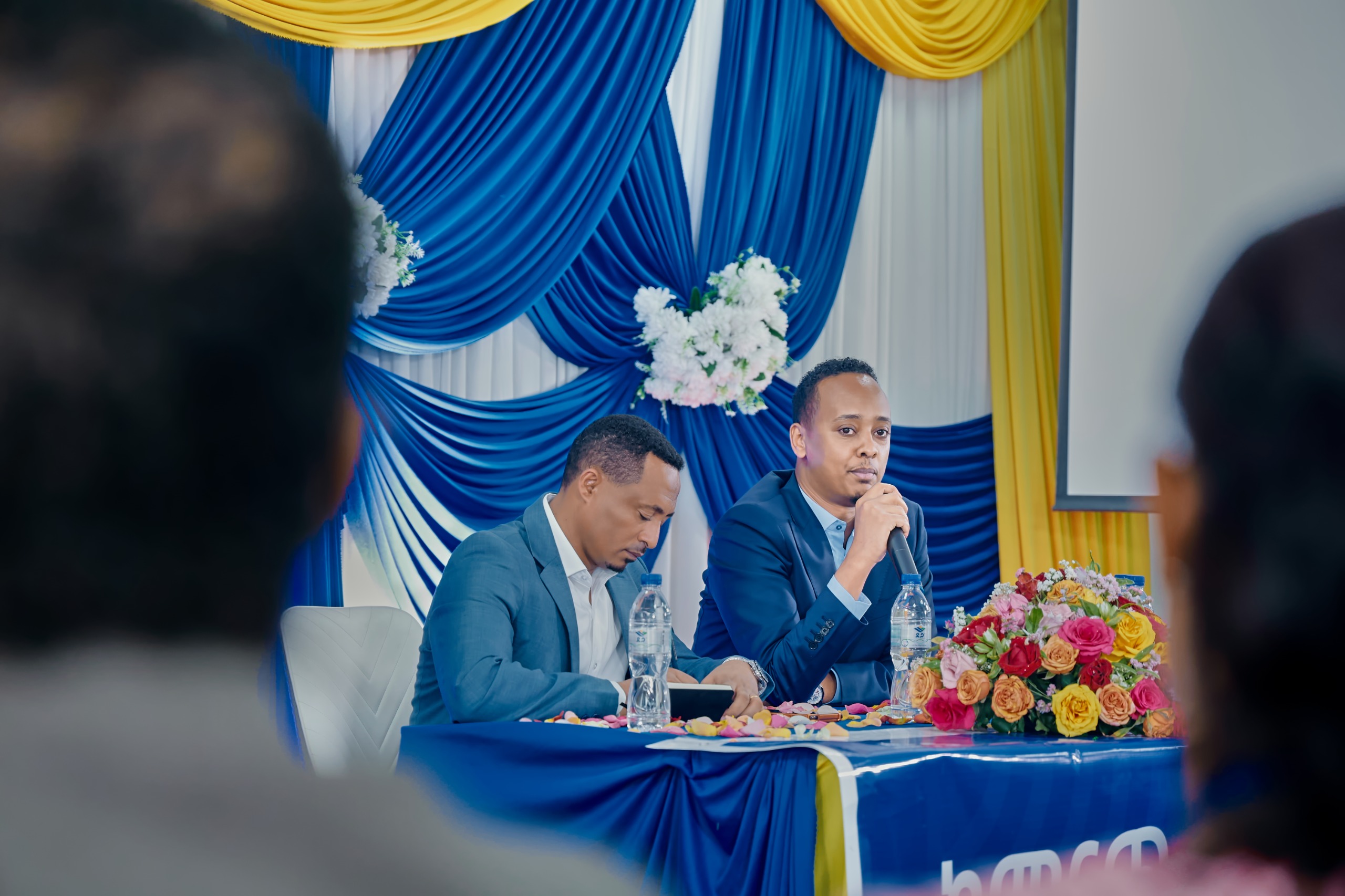 የኢሚግሬሽንና ዜግነት አገልግሎት የብልፅግና ፓርቲ አመራሮች እና አባላት በወቅታዊ ጉዳዮች ዙሪያ ውይይት አደረጉ፡፡