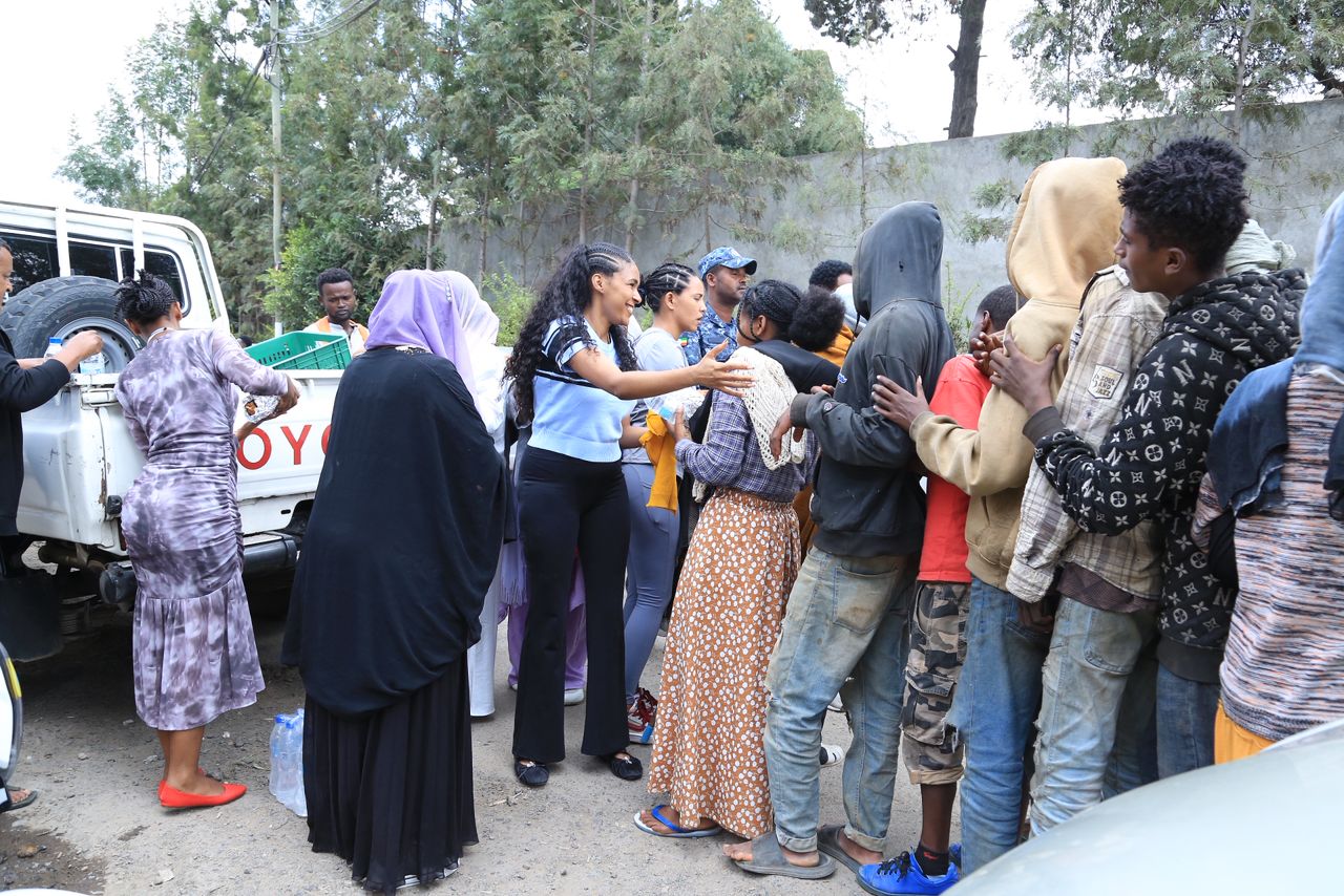 የኢሚግሬሽንና ዜግነት አገልግሎት የህብረት አንድ የሴቶች ክንፍ ዋና ሰብሳቢ ወይዘሮ ሰላም ጋሻው የሚመራው የአባላት ስብስብ በአዲስ አበባ ከተማ የተለያዩ ቦታዎች ላይ በመዘዋወር ለአቅመ ደካሞች የምሳ ግብዣ እና የአልባሳት ድጋፍ አድርጓል። 